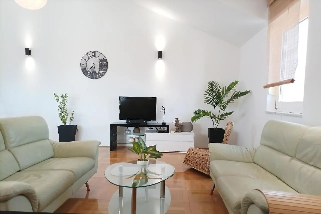 Apartment Barba Luka, Near Beach, Beautiful Views Kastela Croatia